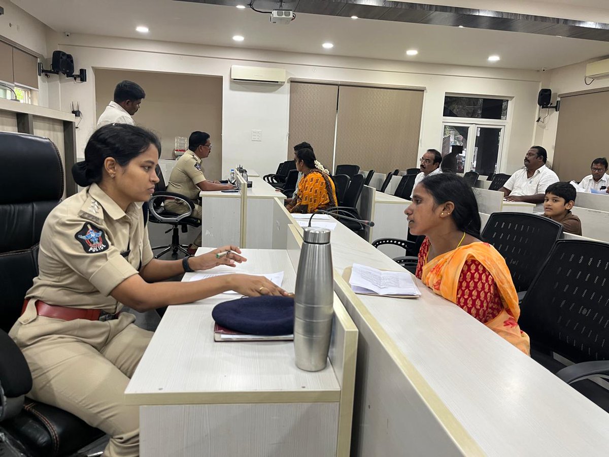 police_guntur's tweet image. PGRS”ద్వారా పారదర్శకతతో వేగంగా ప్రజల ఫిర్యాదుల పరిష్కారానికి కృషి చేస్తాం....
జిల్లా ఎస్పీ శ్రీ వకుల్ జిందాల్ ఐపీఎస్ గారు...
@APPOLICE100
#grivence
#ProblemResolution
#publicsafety
#CrimePrevention
#womensafety
#gunturspoffice
#guntur
#socialmediacell
