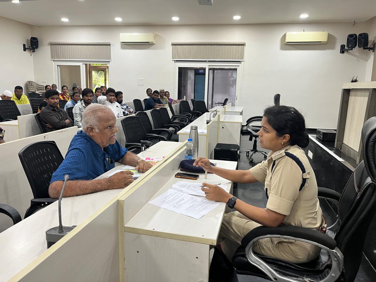 police_guntur's tweet image. PGRS”ద్వారా పారదర్శకతతో వేగంగా ప్రజల ఫిర్యాదుల పరిష్కారానికి కృషి చేస్తాం....
జిల్లా ఎస్పీ శ్రీ వకుల్ జిందాల్ ఐపీఎస్ గారు...
@APPOLICE100
#grivence
#ProblemResolution
#publicsafety
#CrimePrevention
#womensafety
#gunturspoffice
#guntur
#socialmediacell