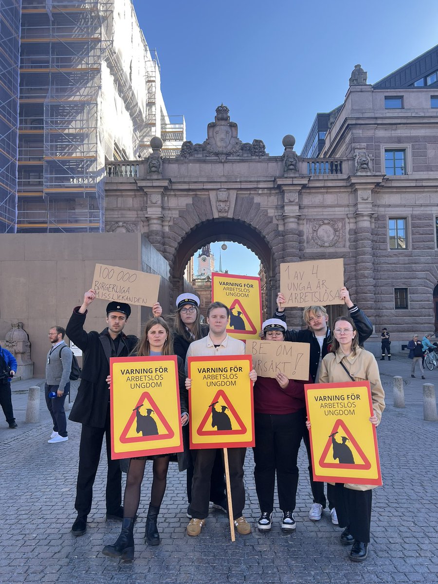 1 av 4 ungdomar är arbetslösa. Det motsvarar ett helt Norrköping av unga arbetslösa. 

Regeringen borde be vår generation om ursäkt.