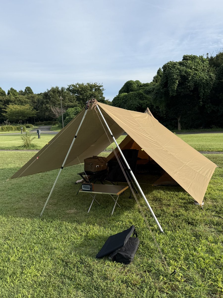 crazy_ossan's tweet photo. 1年ぶりにキャンプ
いつも行くキャンプ場は管理棟付近にクマが出て怖いので、違うキャンプ場へ
5km圏内には出てないらしい笑
たきびのかほりを満喫中(*,,ᵕỏᵕ⁎)ｽｰ(*,,•ロ•⁎)ﾊｰ https://t.co/XnhmbHCKd1