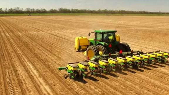 #AHORA El Gobierno nacional dispuso suspender las #retenciones a todos los granos hasta el 31 de octubre. La medida busca generar una mayor oferta de dólares luego de varios días de suba que le provocaron pérdidas de casi 1100 millones en las reservas al Banco Central.