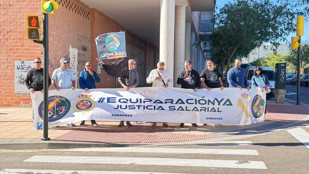 jusapol's tweet photo. 🟢🔵 Hoy JUSAPOL 🏴 JUPOL 🏴 y JUCIL 🏴 han recibido calurosamente a Marlaska en la inauguración de la nueva Comandancia de Zaragoza.

Una concentración pacífica, sin incidentes y sin ningún compañero herido. Parece ser que así no le gusta a Marlaska que se haga...

‼️ MARLASKA DIMISIÓN ‼️

#EquiparacionYa
SI #SomosProfesionDeRieso

📢 JAMÁS nos RENDIREMOS!!