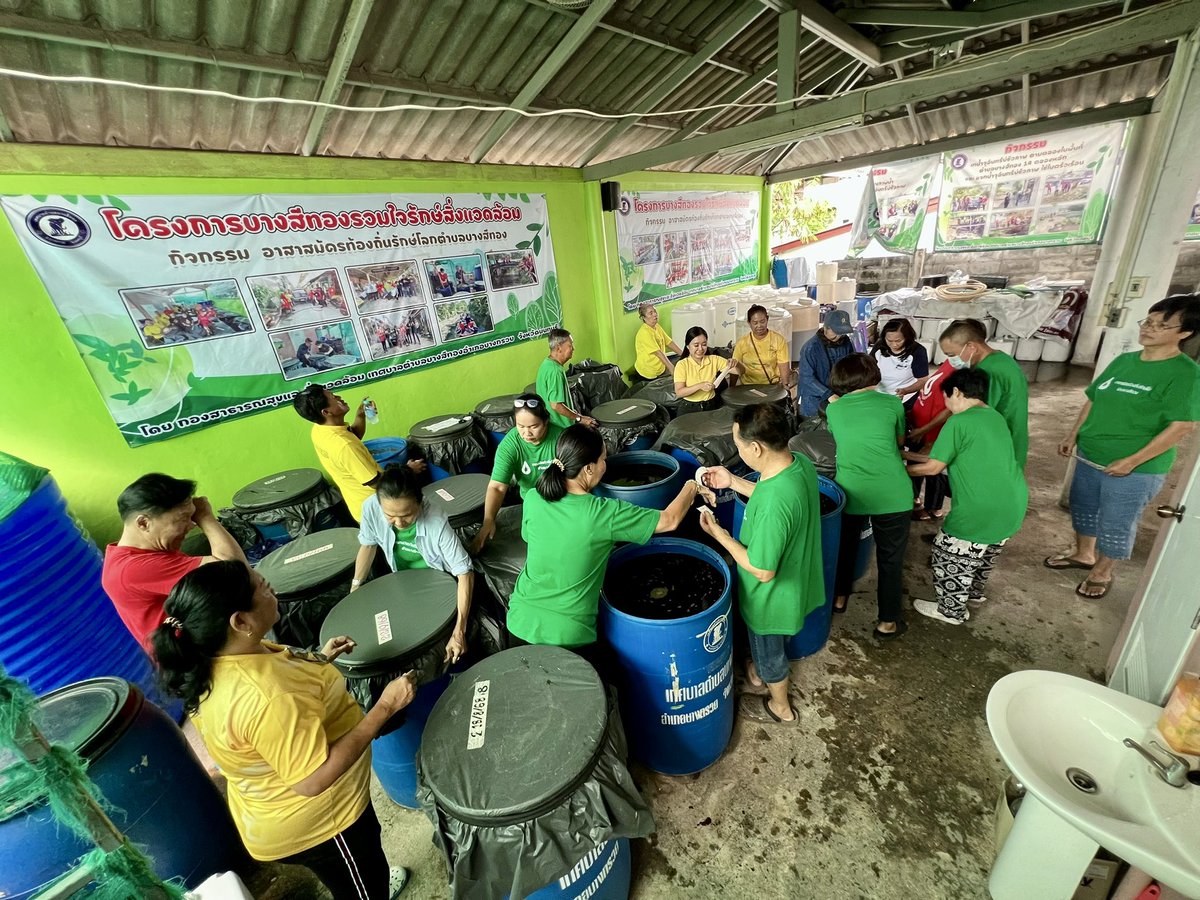 บ่ายวันนี้ : ร่วมกับอาสาสมัครท้องถิ่นรักษ์โลก (อถล.) เทศบาลตำบลบางสีทอง ร่วมกันผลิตน้ำจุลินทรีย์ชีวภาพ จำนวน 2,600 ลิตร เพื่อเตรียมไว้เทลงในคลองต่าง ๆ และให้ประชาชนนำไปใช้ในครัวเรือนต่อไป 22.09.68