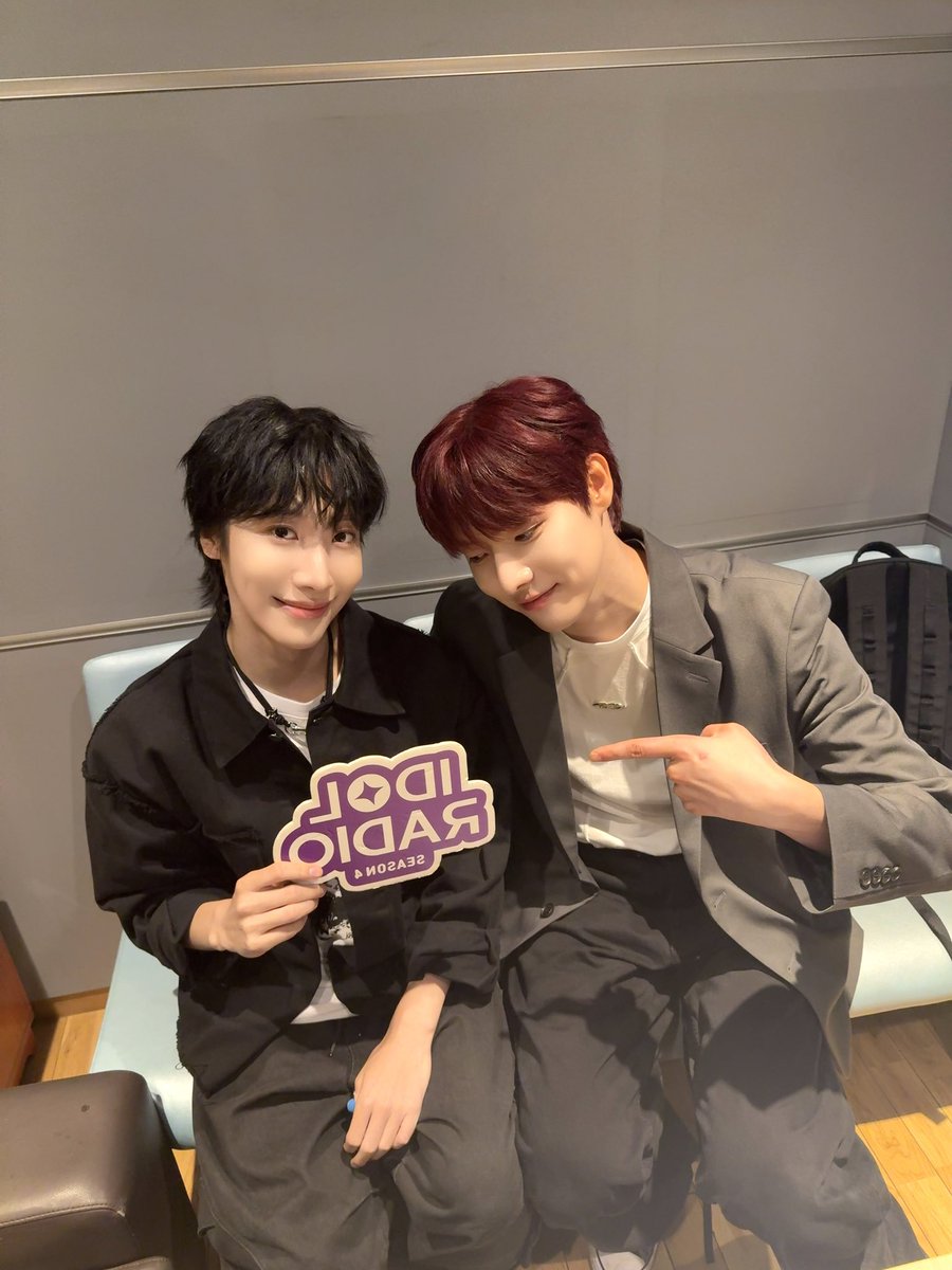 official_ONEWE's tweet photo. [#용훈 #동명]

Q. 오늘 집에 가서 뭐 할 거예요?

👤 : 저는 용훈이 동명이 생각이요!
💕위브💕 : 저는 용훈이 동명이 목소리가 듣고 싶어요!

그래서 저희는 합의 끝에 잠시 후 9시 MBC-R
'아이돌 라디오'를 본방사수하기로 했습니다! 🤭

스페셜 DJ 용훈이🐶 동명이🐰와 함께해요! 

🔗 https://t.co/Xq8Aq6Tgar

#원위 #ONEWE #아이돌라디오 #IDOLRADIO