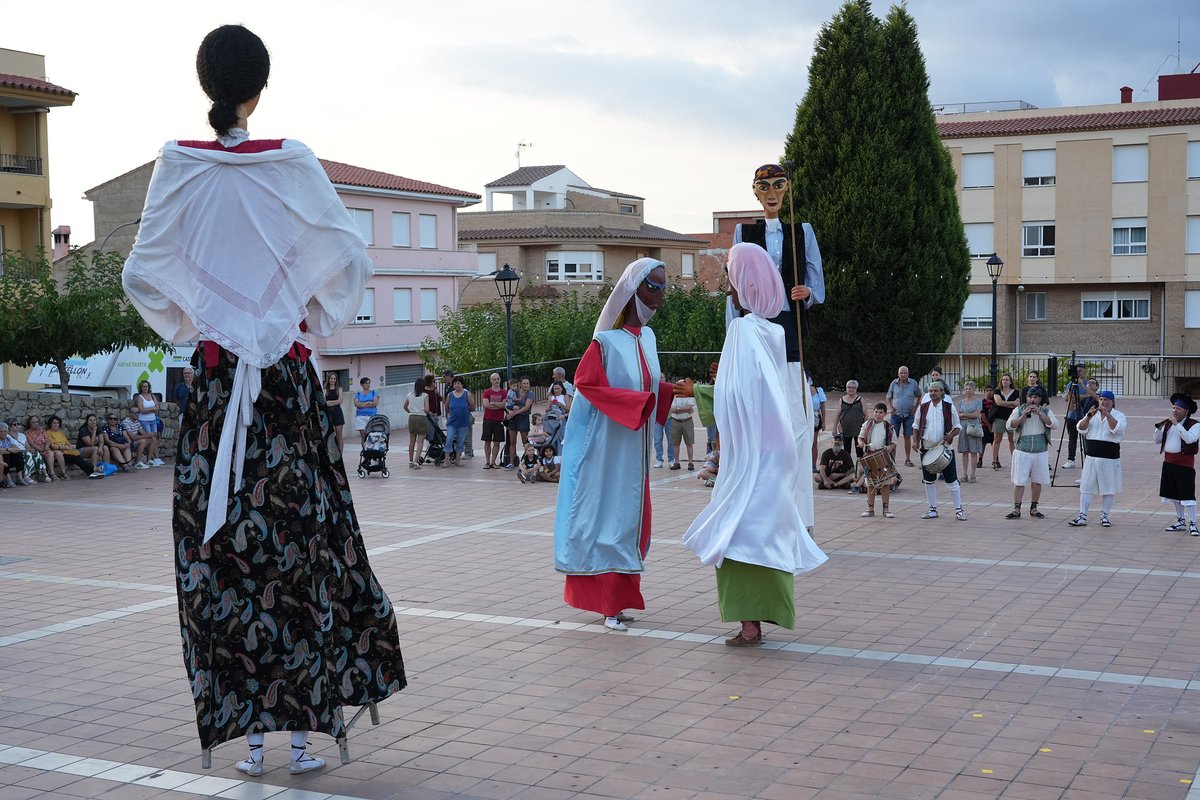 🎭 La companyia Xarxa Teatre va oferir el dissabte la divertida representació teatral 'El dolçainer de Tales' amb molta participació de xiquets i xiquetes 🤩

📍La plaça la Tanca va acollir l'espectacle per la vesprada en una activitat que està dins del cicle 'Diputació a Escena'