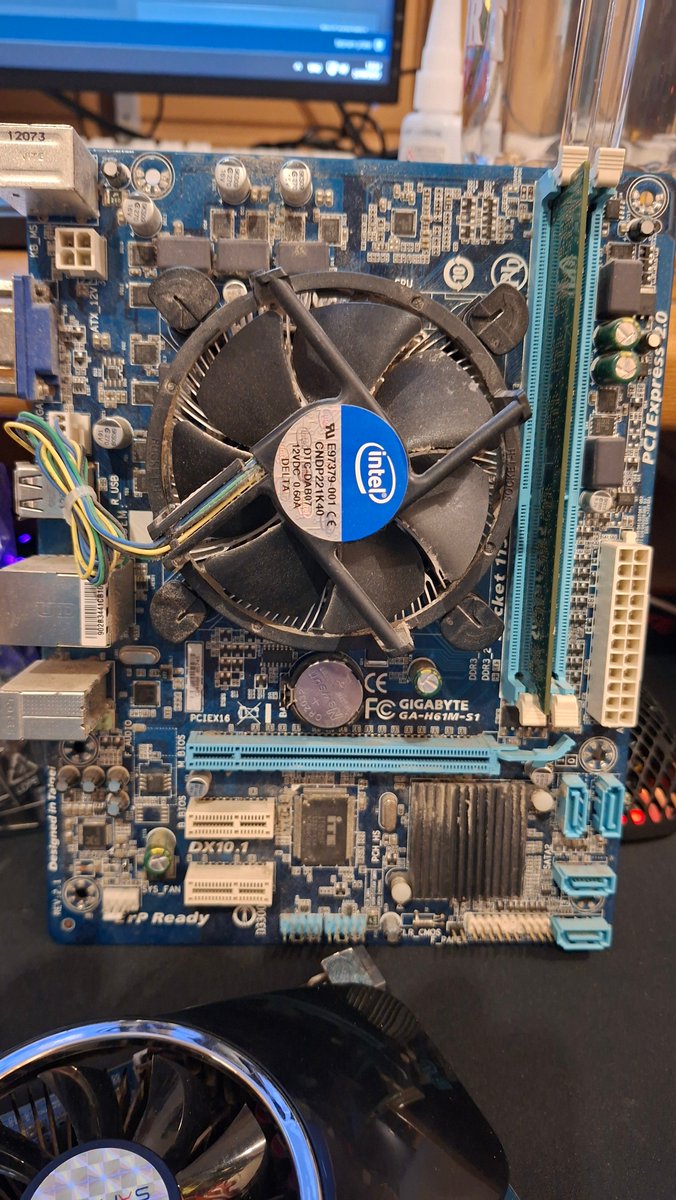 hajek_jaromir's tweet image. Monday goodies 📦📫📯 two PSX controllers, one USB gamepad, blue thing ... PC adapter for dualshock? Mini motherboard and mini GPU 🤣👉 #monday #mailcall #oldcomputers #retropc