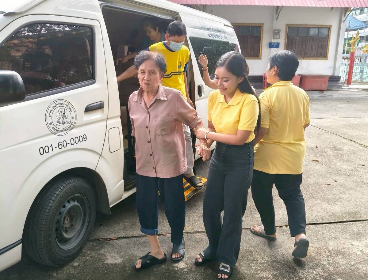วันนี้ : ร่วมกับนักกายภาพ และ Care Giver เทศบาลตำบลบางสีทอง นำรถไปรับผู้สูงอายุมาทำกายภาพเพื่อฟิ้นฟูสภาพร่างกาย ภายในศูนย์ฟื้นฟูสมรรถภาพผู้สูงอายุในชุมชนเทศบาลตำบลบางสีทองศูนย์วัดรวก 22.09.68