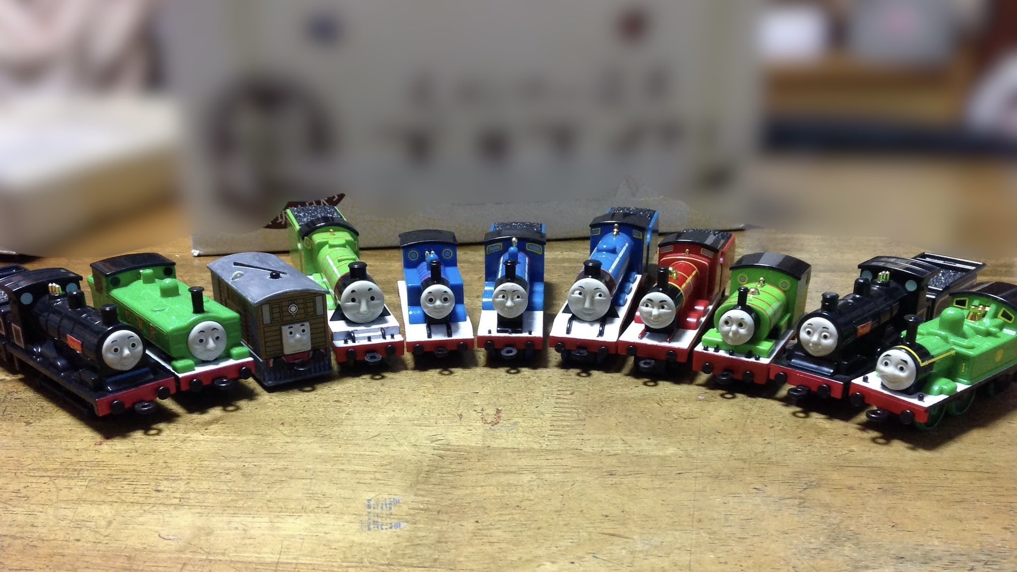 人気トーマス超激レア✨日本未発売✨床にレーザー光線で描くとあやつれてしゃべります ジェームスとエドワード⁡の顔を塗りました⁡ ⁡James and Edward