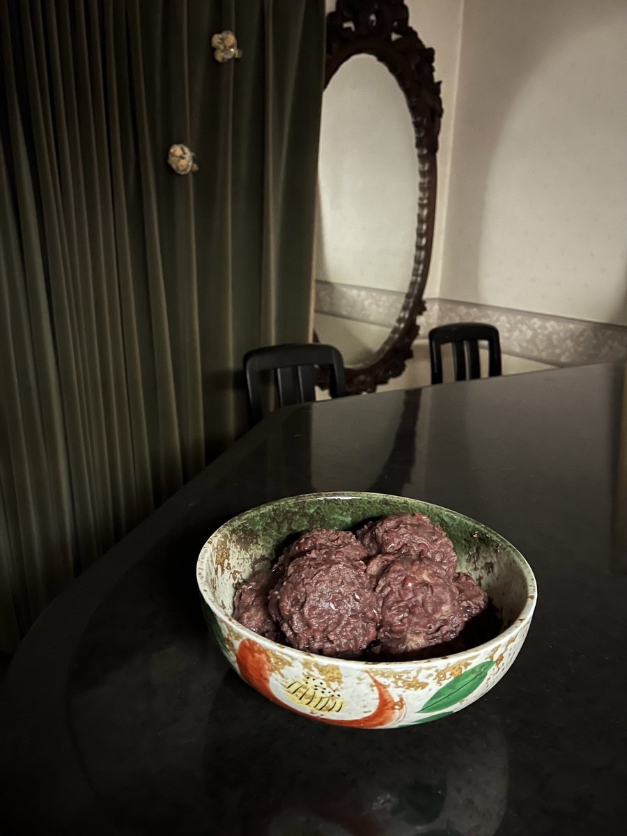 お彼岸ですね
お盆に掃除したばかりのお墓もまた草まみれになっていると、その生命力の強さに驚かされます。丁寧にお掃除をしました。ご先祖様は喜んでくれているかしら。
そして、手作りのおはぎ‥
秋のお彼岸に食べるおはぎには、ご先祖様への感謝を伝えるという意味合いも込められています。