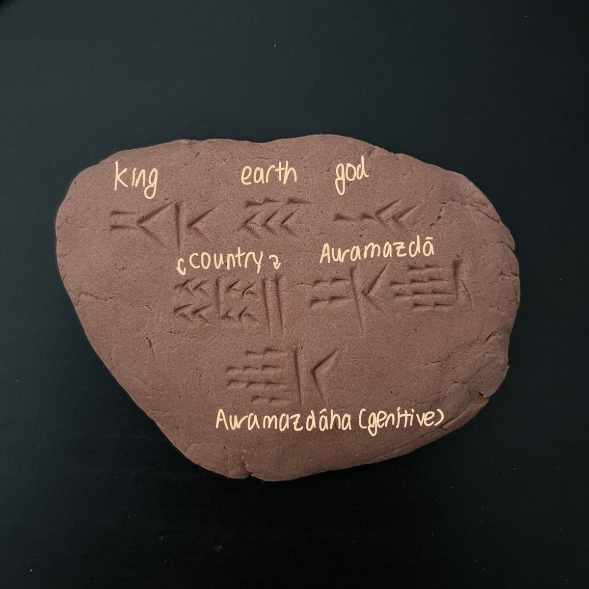 ZuiLusiVe's tweet photo. 📔7 Days left for our Twitch community challenge!
I tried my hand at Old Persian cuneiform, though it's usually engraved in stone and not clay
First used around 500 BC, it's a mix of alphabet, syllabary, and logograms comprising 44 characters in total
#educationalvtuber https://t.co/uJ7op31GLE