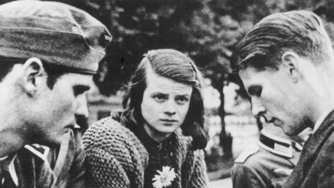 WIR SIND ES IHNEN SCHULDIG!
Nicht nur die Geschwister Scholl sind schon für uns im  Kampf gegen Faschismus gestorben.
Wir sind es ihnen schuldig!!!
Allein deshalb kämpfen wir weiter!
Siamo Tutti Antifascisti!