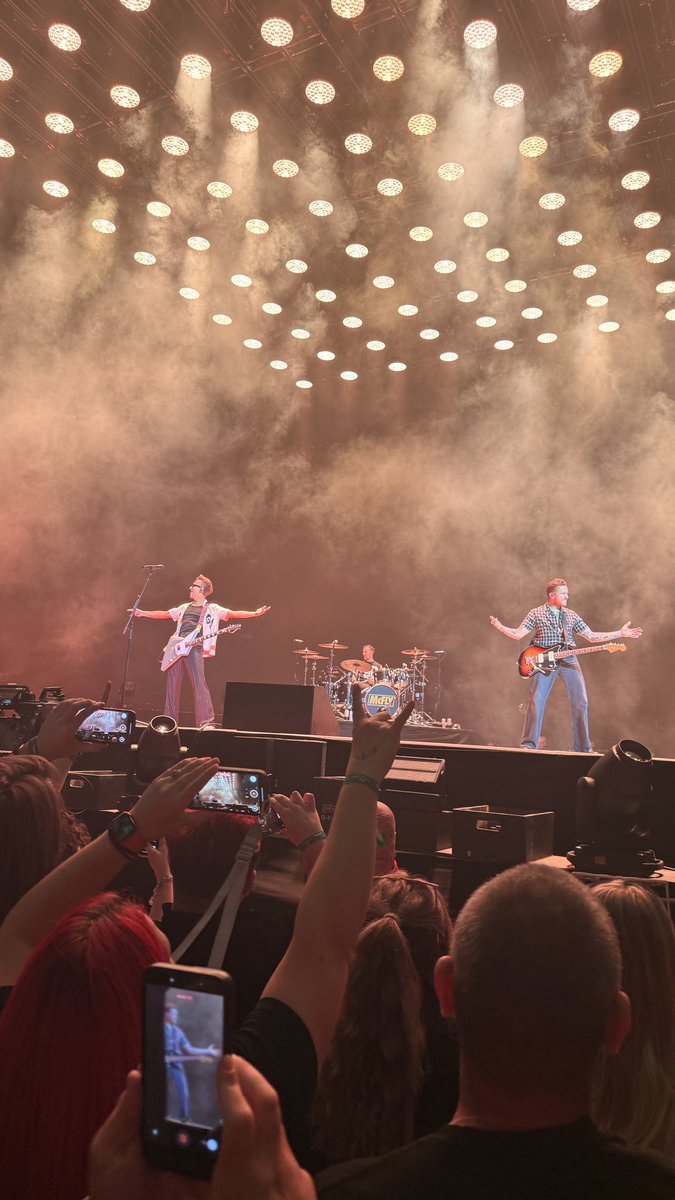 Not forgetting our boy harry ❤️🥹