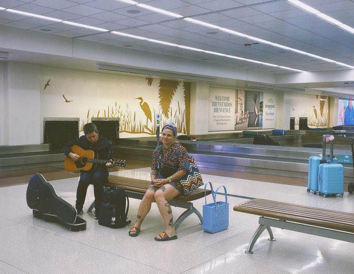polinavbesp's tweet photo. noel gallagher playing at the baggage claim of the palm beach airport, 2023 https://t.co/qb2lUMm5yi