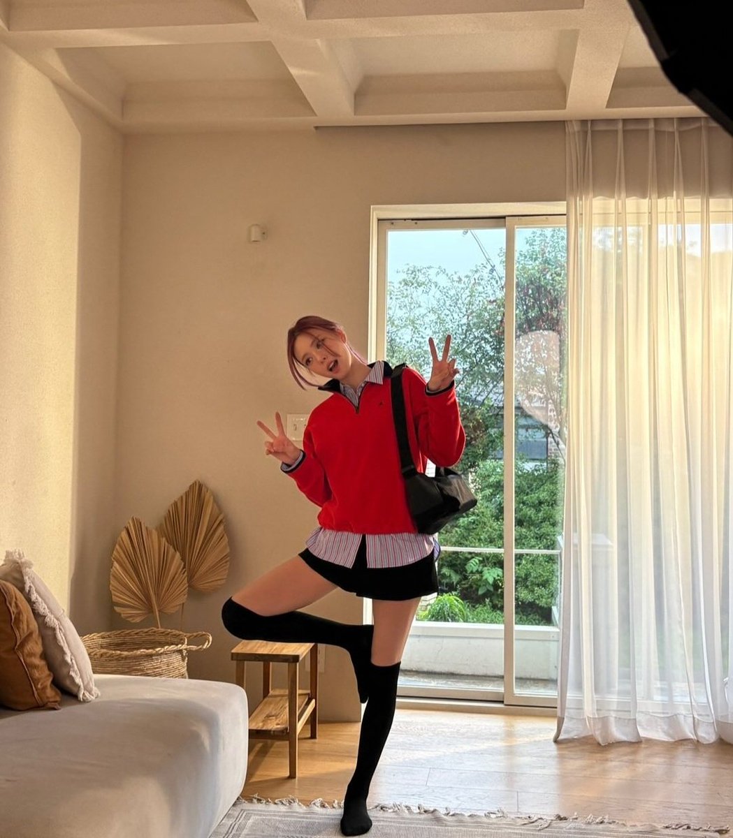 renjunselcax's tweet image. @yunaselcax ตามหาความรักมานาน พึ่งรู้ว่าความรักชอบทำตัวบ๊องๆ ใส่เสื้อสีแดง สะพายกระเป๋าสีดำ ใส่ถุงเท้าสีดำน่ะ