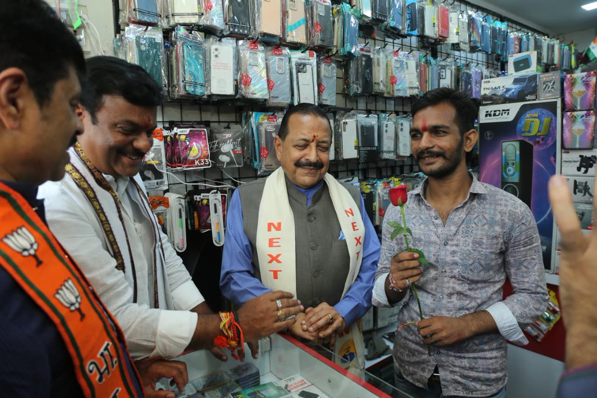 MadhavBJP's tweet photo. ఈరోజు నుండి కొత్తగా తగ్గించబడ్డ GST రెట్లు మరియు సులభతర విధానాలు అమలుకు సంబంధించి, ప్రధాని శ్రీ @narendramodi గారికి, కేంద్ర ఆర్ధిక మంత్రి శ్రీమతి @nsitharaman గారికి ధన్యవాదాలు తెలుపుతూ విశాఖ జిల్లాలో జిల్లా అధ్యక్షులు పరశురామరాజు గారు ఆధ్వర్యంలో ఎరుకుమాంబ గుడి, దొండపర్తి నుండి మహారాణి పార్లర్, 80 ఫీట్ రోడ్, అక్కయ్యపాలెం వరకు నిర్వహించిన GST ర్యాలీ లో కేంద్ర మంత్రివర్యులు @DrJitendraSingh గారితో కలిసి పాల్గొన్నడం జరిగింది.
#NextGenGST
#GSTBachatUtsav
@BJP4India @blsanthosh @BJP4Andhra