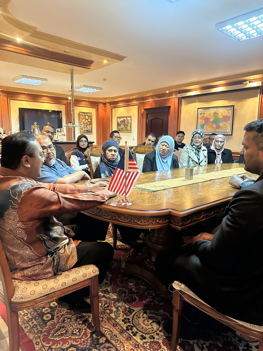 MYEmbAstana's tweet photo. Later in the evening, representatives from the universities visited the Embassy and had a productive exchange with His Excellency on enhancing cooperation in the higher education sector between Malaysia and Kazakhstan. https://t.co/DS6DTlch2E