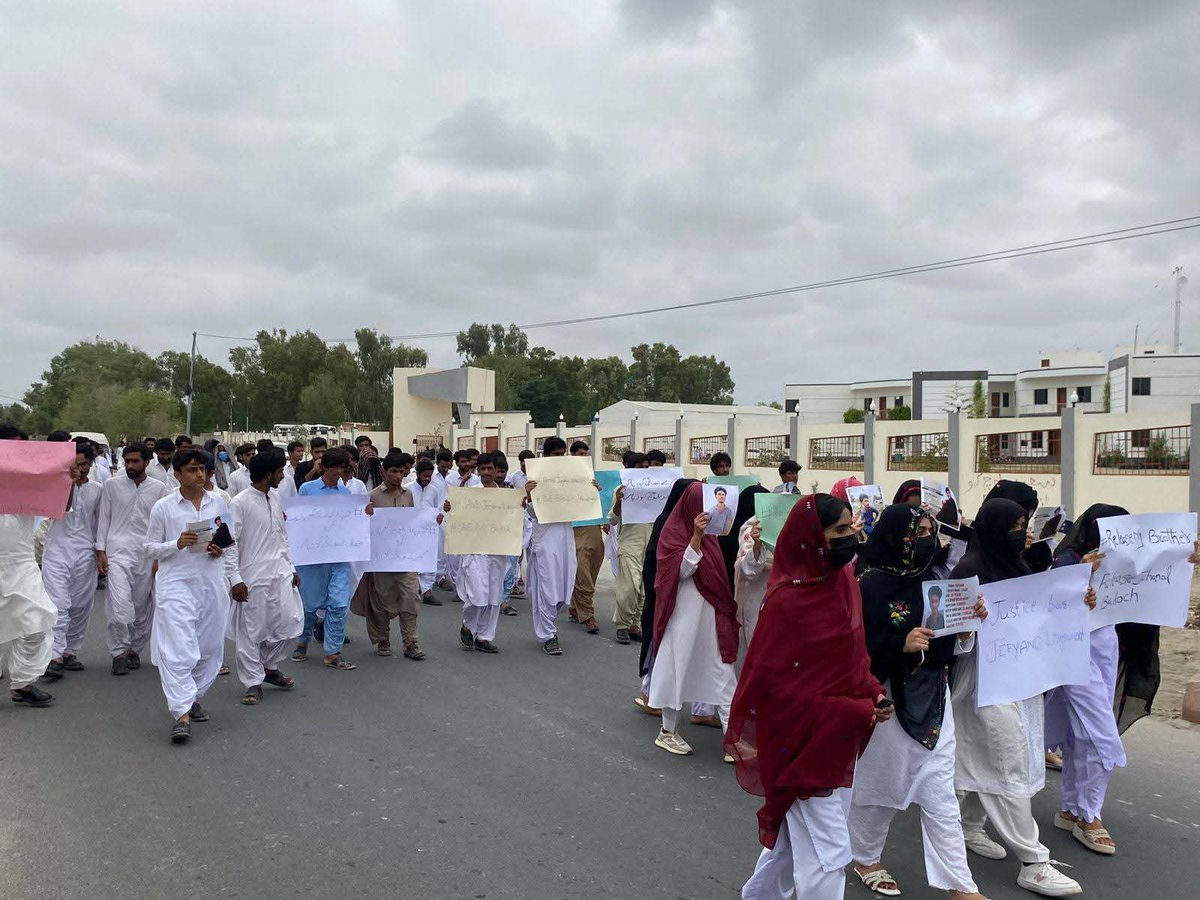 samreenBal57592's tweet photo. منی برات جیند لیاکت ءَ چار ماہ سرجم بوگ ءَ اِنت کہ انگت بیگواہ اِنت ، مرچی تُربَت لاکالج ءَ بلوچ نودربرانی نیمگ ءَ پہ جیند ءِ آجوئی ءِ ھاترا روانکے کشگ بوتگ ، اے روانک تھنا پہ جیند ءَ نہ بوتگ بلکیں ھرچ ھما ورناہ ءُ بیگواھیں مردمانی ھاترا بوتگ کہ بے گُناہ ءَ آوار جَنگ ءُ 
1/2 https://t.co/JHpjVuuuRh