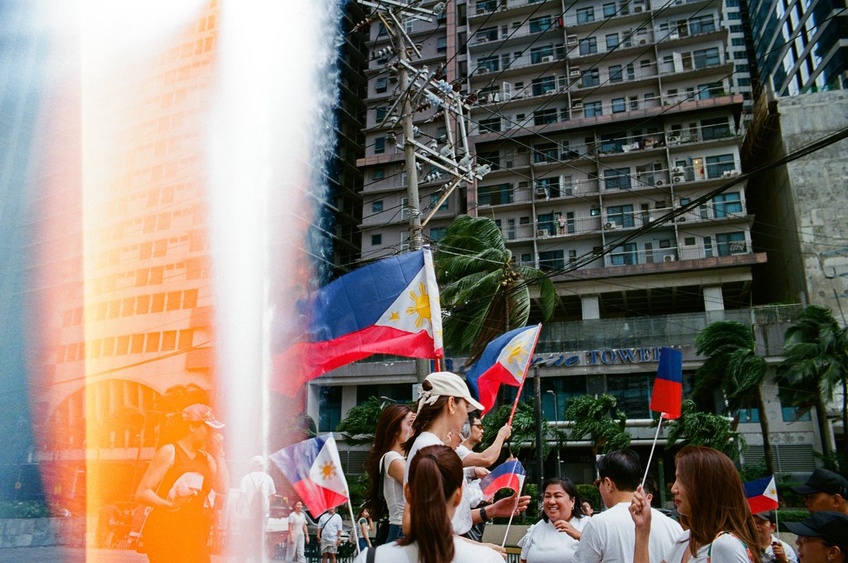 “Hindi tayo pwede magalit lang ngayon, kailangan hanggang bukas, kailangan sa susunod na linggo, kailangan sa susunod na buwan, hanggang umabot nang ilang taon, hangga’t hindi sila nauubos.” - <a href="/vicegandako/">jose marie viceral</a> 

#TrillionPesoMarch shot on #35mm film