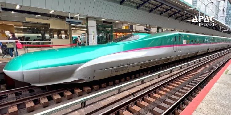 IndianTechGuide's tweet photo. 🚨 Indian Railways is planning to introduce Japanese Shinkansen E-10 trains on India’s first bullet train corridor between Mumbai and Ahmedabad.

(Indian Express) https://t.co/fP2NugcYoz