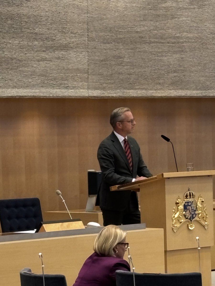 SD-regeringens avskedsbudget debatteras i riksdagen. Den löser inte att sen regeringen tillträdde har 100 000 fler blivit arbetslösa, väntetidernana i vården rekordlånga och att Sveriges tillväxt nu ligger i EU:s bottenliga. Och att man i 3 år struntat i vanligt folks ekonomi!