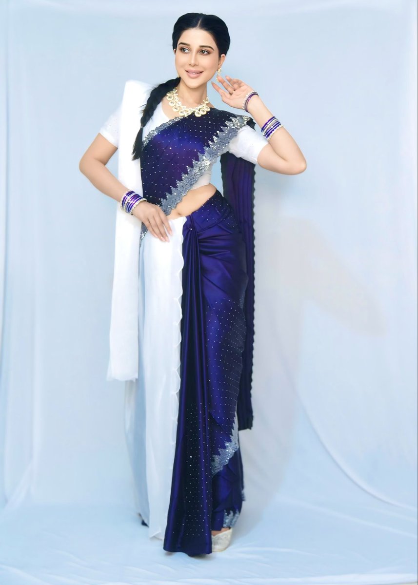 mishikka24's tweet image. A little retro, a lot of elegance 🌹
.
.
.
.
.

#mishikkachaurasia #90sretro #90slook #bollywood #actress