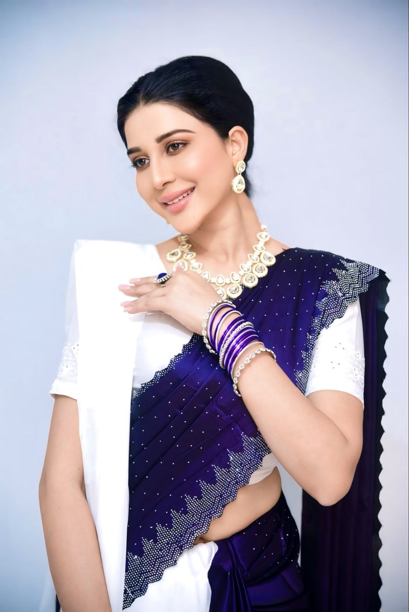 mishikka24's tweet image. A little retro, a lot of elegance 🌹
.
.
.
.
.

#mishikkachaurasia #90sretro #90slook #bollywood #actress