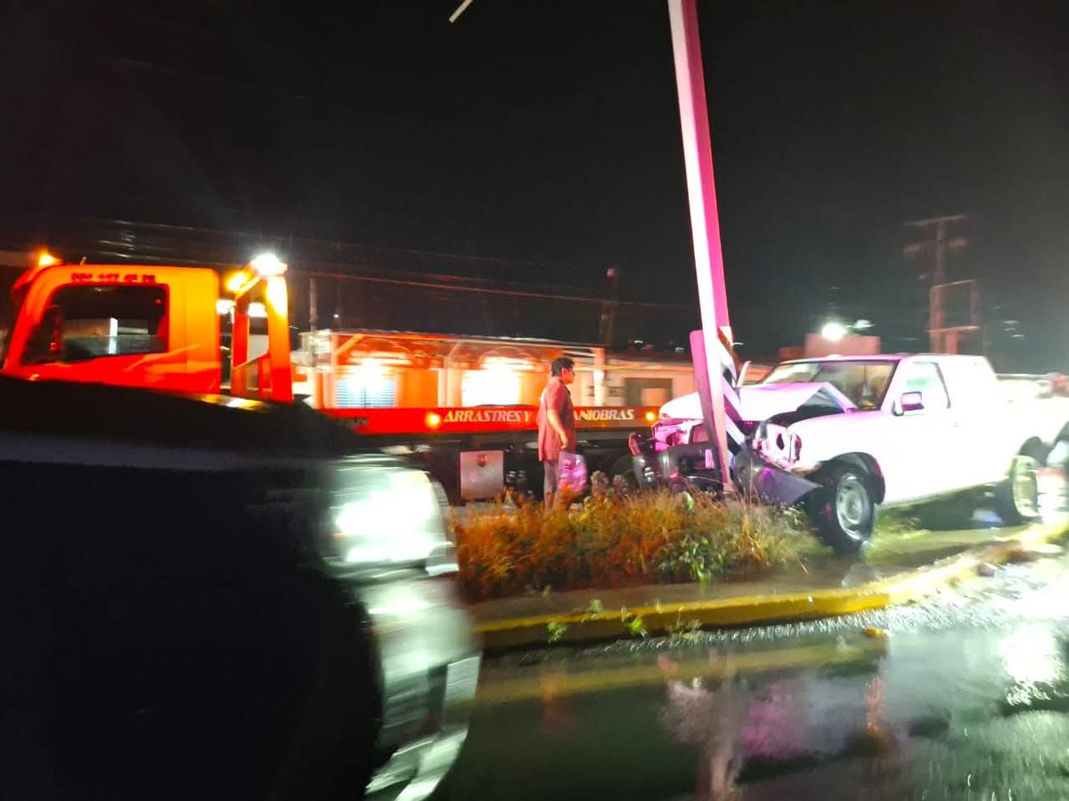 OaxacaVialsi's tweet photo. Reportan fuerte accidente por choque de camioneta contra objeto fijo (luminaria) en el camellón frente a la gasolinera del aeropuerto de la avenida símbolos patrios. 

Servicios de emergencia al lugar para valorar a los lesionados. 

📸 compartida