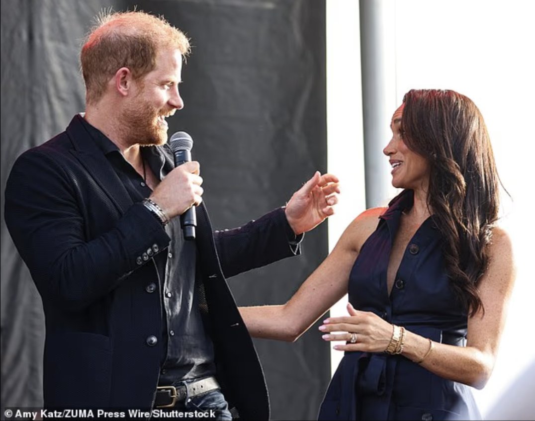 blakjaxx's tweet image. My favorite pic of this dynamic duo at the #One805LIVE Benefit concert 

#DukeandDuchessOfSussex
#HarryandMeghan
