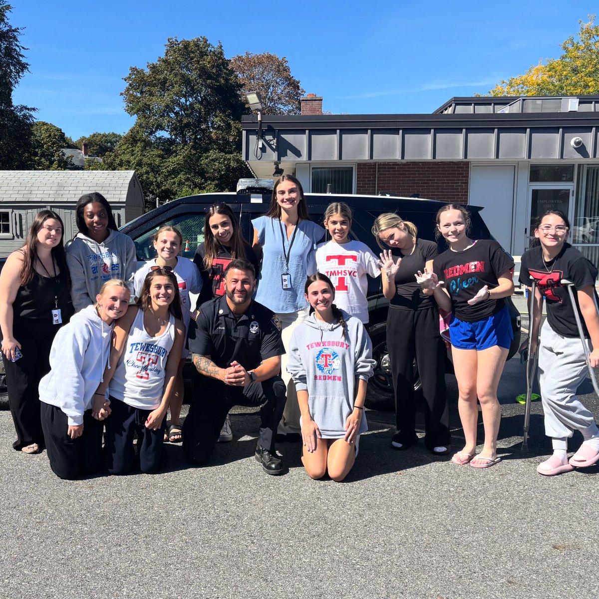 TewksburyPD's tweet image. This past weekend, we stopped by the TMHS Cheerleaders’ car wash to show our support. Great job, team!

#Tewksbury #TMHS #Community -TPD121