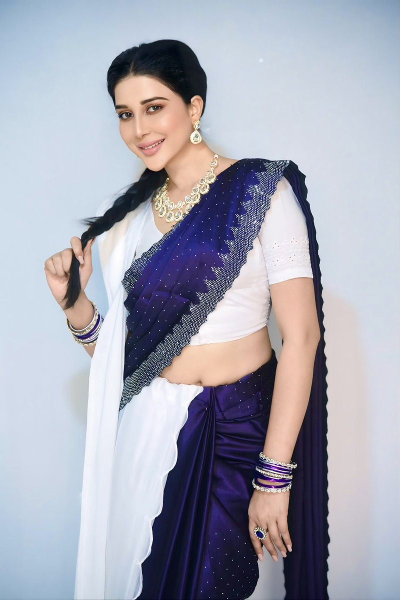 mishikka24's tweet image. A little retro, a lot of elegance 🌹
.
.
.
.
.

#mishikkachaurasia #90sretro #90slook #bollywood #actress