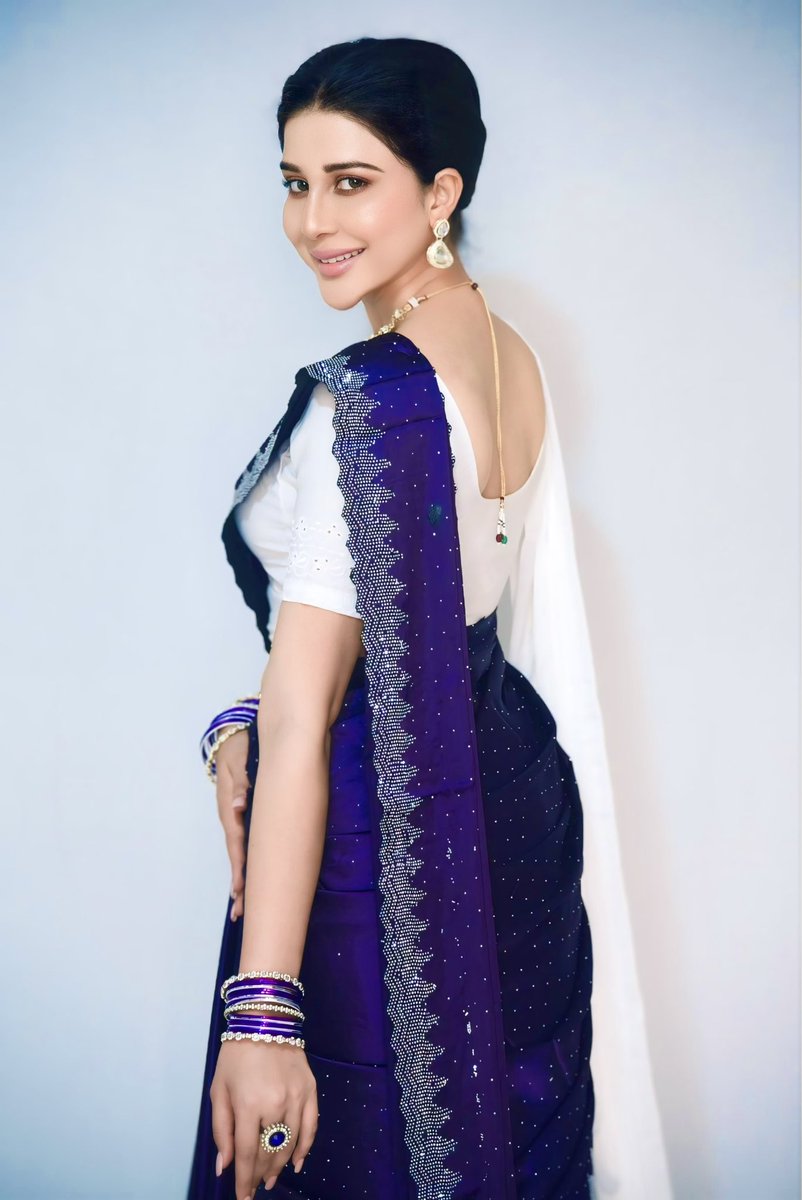 mishikka24's tweet image. A little retro, a lot of elegance 🌹
.
.
.
.
.

#mishikkachaurasia #90sretro #90slook #bollywood #actress