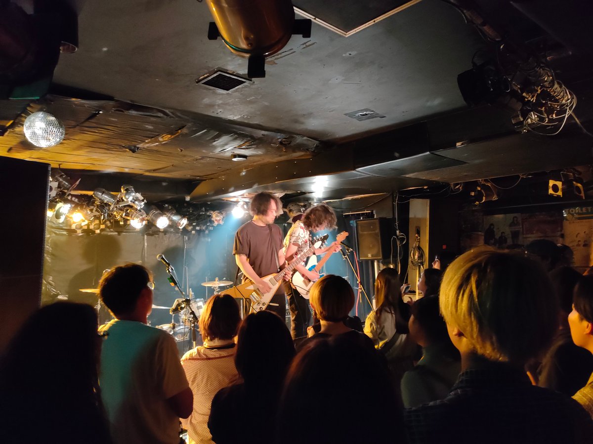 その後、大久保からすぐの場所にある新宿Marbleへ。1バンドめ、モテギスミスバンド。昼にもLiveやってて本日2回目の演奏とのことで、心もちいつもよりも荒々しめ？でしたがこれもよし。ナイスな新曲も披露。2番手はpodo。軽快な自虐トークとテンポのよい演奏、歌。楽しいです。