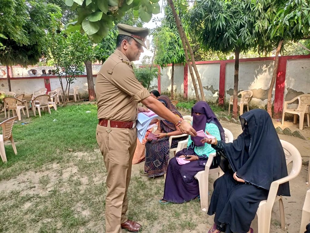 aligarhpolice's tweet photo. #AligarhPolice 
वरिष्ठ पुलिस अधीक्षक अलीगढ़ व प्रभारी जनशिकायत प्रकोष्ठ द्वारा  पुलिस कार्यालय पर जनसुनवाई कर कुल 100 शिकायतों को सुना गया । वरिष्ठ पुलिस अधीक्षक अलीगढ़ द्वारा समस्त प्रार्थना पत्र (शिकायतों) पर प्रभावी कार्यवाही हेतु सम्बन्धित को निर्देशित किया गया। 
#UPPolice https://t.co/BEIfzmbrBy