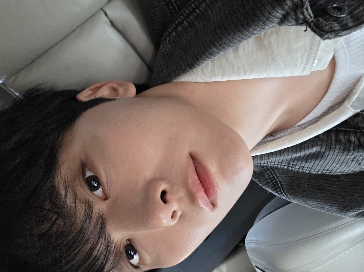 nonvernon218's tweet photo. vernon’s low angle selfie is to seungkwan’s high angle selfie https://t.co/V3NLOC0cMs