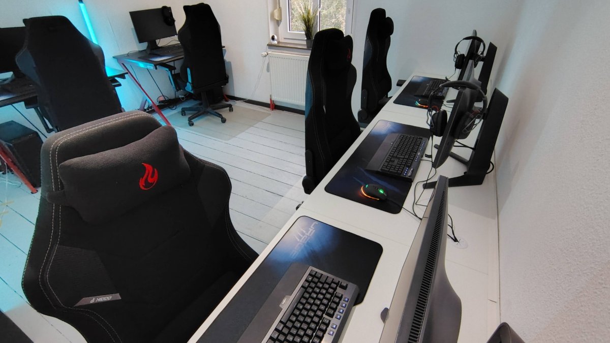 EsportsCenterDE's tweet image. This is where the magic happens 🧙‍♂️✨ Du hast Lust, mit deinen Freunden in unserem Gaming-Raum zu zocken? Dann buche jetzt deinen Aufenthalt im Esports Center NRW für nur 50€ pro Person und Tag (inkl. Übernachtung)! 🤩

#gaming #esports #bootcamp #lanparty