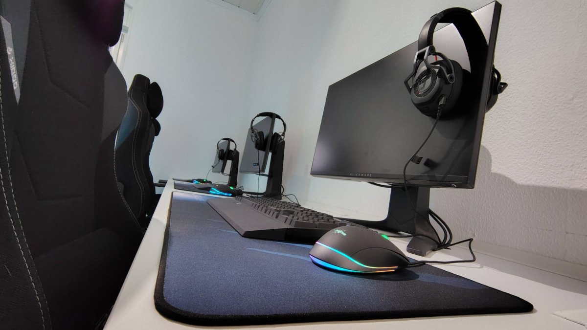 EsportsCenterDE's tweet image. This is where the magic happens 🧙‍♂️✨ Du hast Lust, mit deinen Freunden in unserem Gaming-Raum zu zocken? Dann buche jetzt deinen Aufenthalt im Esports Center NRW für nur 50€ pro Person und Tag (inkl. Übernachtung)! 🤩

#gaming #esports #bootcamp #lanparty