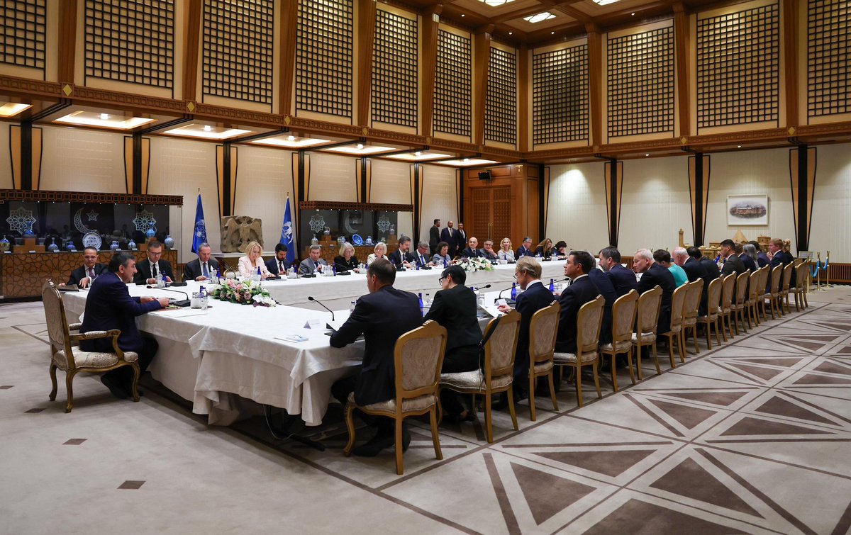 AB üyesi ülkelerin büyükelçileriyle Cumhurbaşkanlığı Külliyesi’nde bir araya geldik.

Görüşmemizde, Ukrayna’daki savaş ve Gazze’deki insani kriz başta olmak üzere çevremizde derinleşen istikrarsızlıkları, bölgesel meseleleri ve küresel ekonomide artan belirsizlikleri ele aldık.