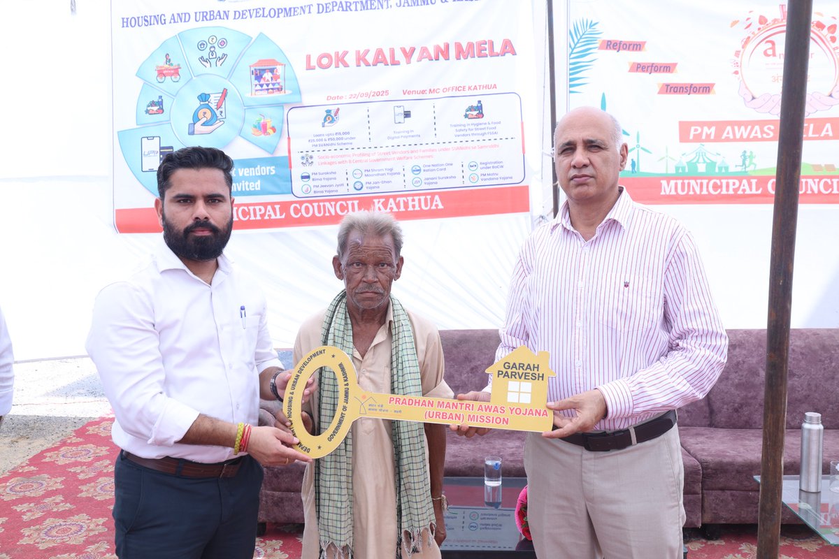 DiprKathua's tweet image. Swachhta Pledge was taken at Lok Kalyan Mela &amp;amp; PM Awas Mela Shehri by MC Kathua, along with a Nukkad Natak highlighting govt initiatives &amp;amp; welfare measures. 🌿
#SewaParv2025 #SwachhBharat #CommunityAwareness
@diprjk