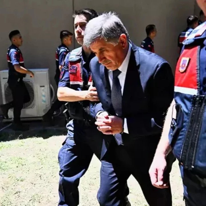 nefesgazete's tweet photo. Kartalkaya faciası | Otel sahibi, topu bakanlığa attı 

💬"Olayın olacağını bilsem kendim, eşim ve çocuklarımı otelde yatırmam, kendim kapatırdım" 

💬"Yanılma nedenim de oteli denetleyen Turizm Bakanlığı’nın raporu ve enerji şirketinin yeterli denetim yapmaması"
https://t.co/KMvEWswfbH