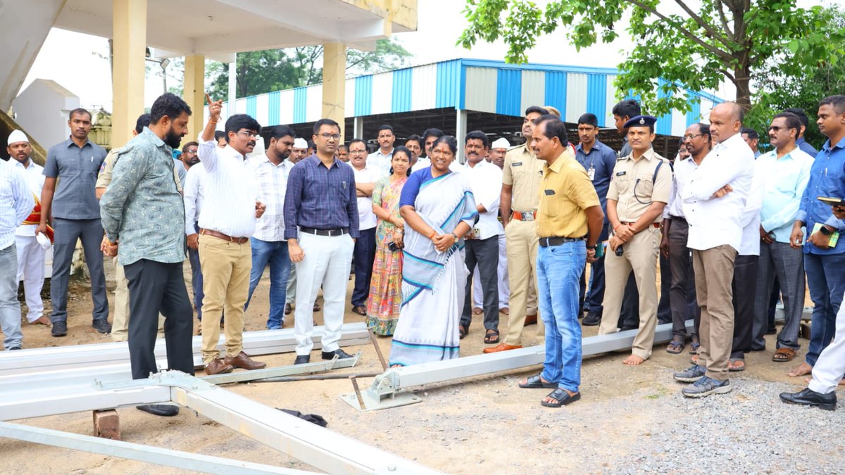 తాడ్వాయి మండలంలోని శ్రీ మేడారం సమ్మక్క సారలమ్మ దేవాలయంను గౌరవ రాష్ట్ర ముఖ్యమంత్రివర్యులు సందర్శించనున్న నేపద్యంలో  చేపట్టవలసిన ఏర్పాట్లను గౌరవ మంత్రివర్యులు <a href="/seethakkaMLA/">Danasari Seethakka</a> గారు, గౌరవ జిల్లా కలెక్టర్ గారు, ఎస్పి గార్లతో కలిసి పరిశీలించారు
<a href="/TelanganaCMO/">Telangana CMO</a> 
<a href="/TelanganaCS/">Office of Chief Secretary, Telangana Govt.</a> 
<a href="/IPRTelangana/">IPRDepartment</a>