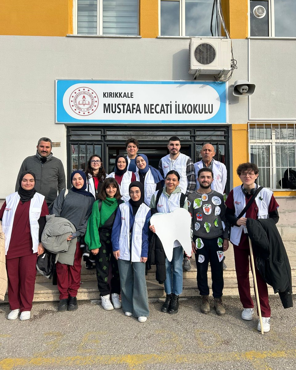 Kırıkkale Genç YYD topluluğumuz ile Mustafa Necati İlkokulu’nda keyifli bir gün geçirdik.
Ağız ve diş sağlığı eğitimimizi sahne etkinlikleriyle renklendirdik.🎭
Eğlenceli oyunlar ve soru-cevaplarla dopdolu bir gün geçirdik. 📚
Çocukların neşesi, bizim de gönlümüze mutluluk kattı!