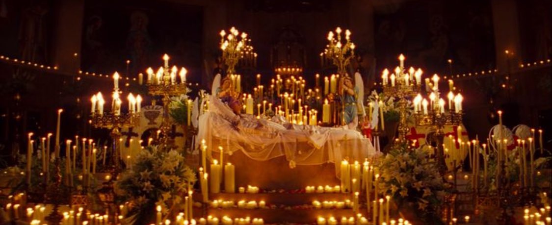 テミンのveilツアー、わしはguiltyの演出がめちゃめちゃに好きです。キャンドルに灯された夜の教会を彷彿とさせて、十字架が白く光る中、テミンのダンスの後ろで赤とオレンジの光が交互に変わる中、我々の持つペンラも同じように蝋燭のような光になって荘厳で妖しいミサのようでたまらん。もう見たい。