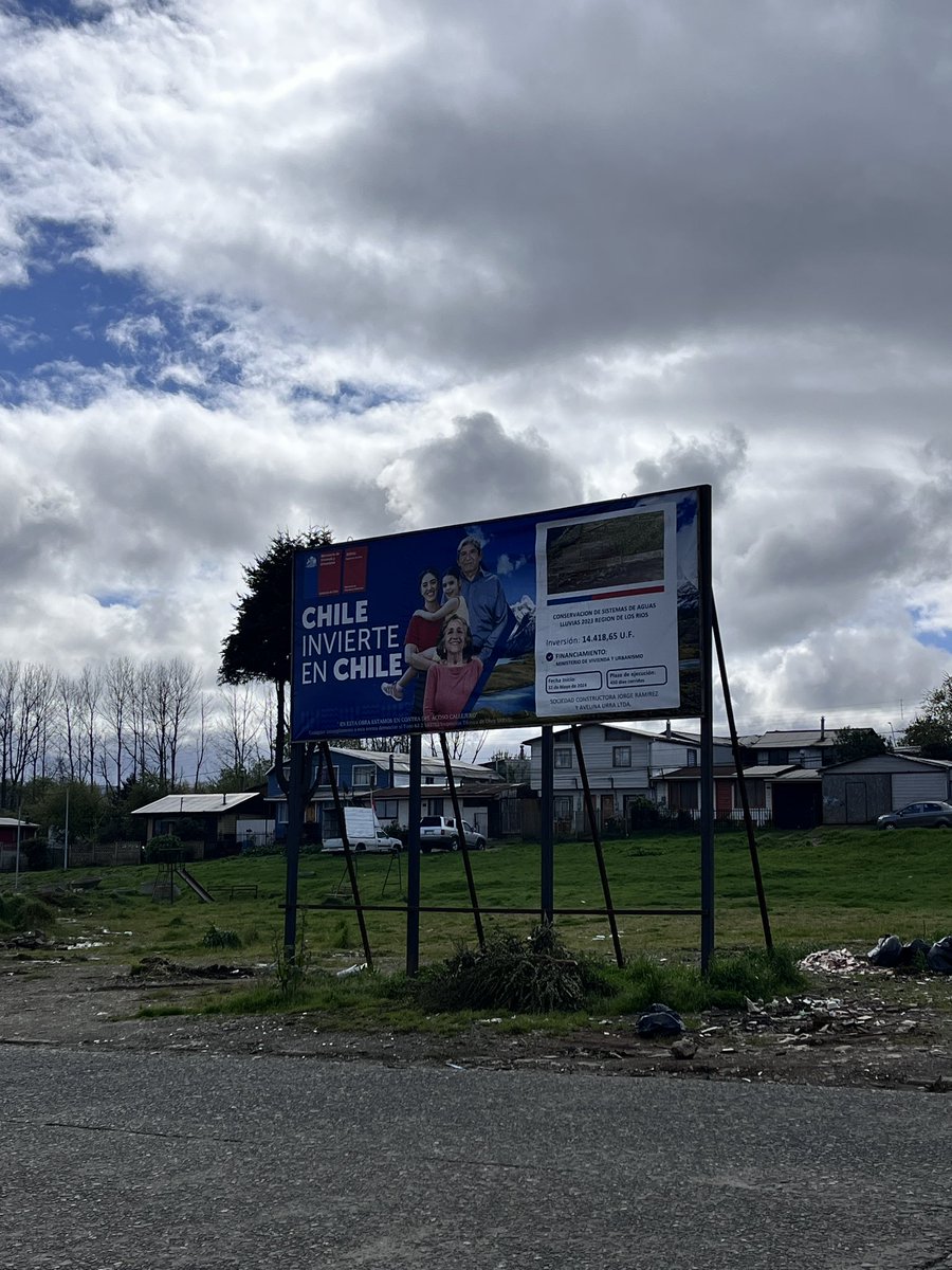 Camherag's tweet photo. Esto creo que aún no se termina, porque el hoyo que se hizo en el parque Catrico sigue, creo hace mas de medio año o un poco mas. Aparte de que llueve un poco y se sigue llenado de agua entre Nueva San Luis y Rubén Dario #Valdiviacl https://t.co/szTP1EBCKB