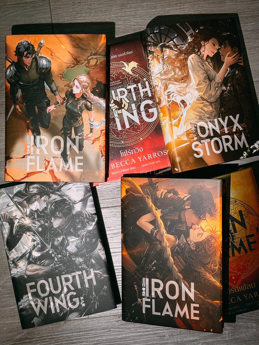 Onosang's tweet photo. ปกนิยายเวอร์ชั่นเกา #IronFlame #ForthWing 
#OnyxStorm สวยแบบไม่ไหว ละนักวาดคนโปรด
ด้วย ถึงกับต้องเอปมาสะสม 💜 https://t.co/G6G7HidDIH