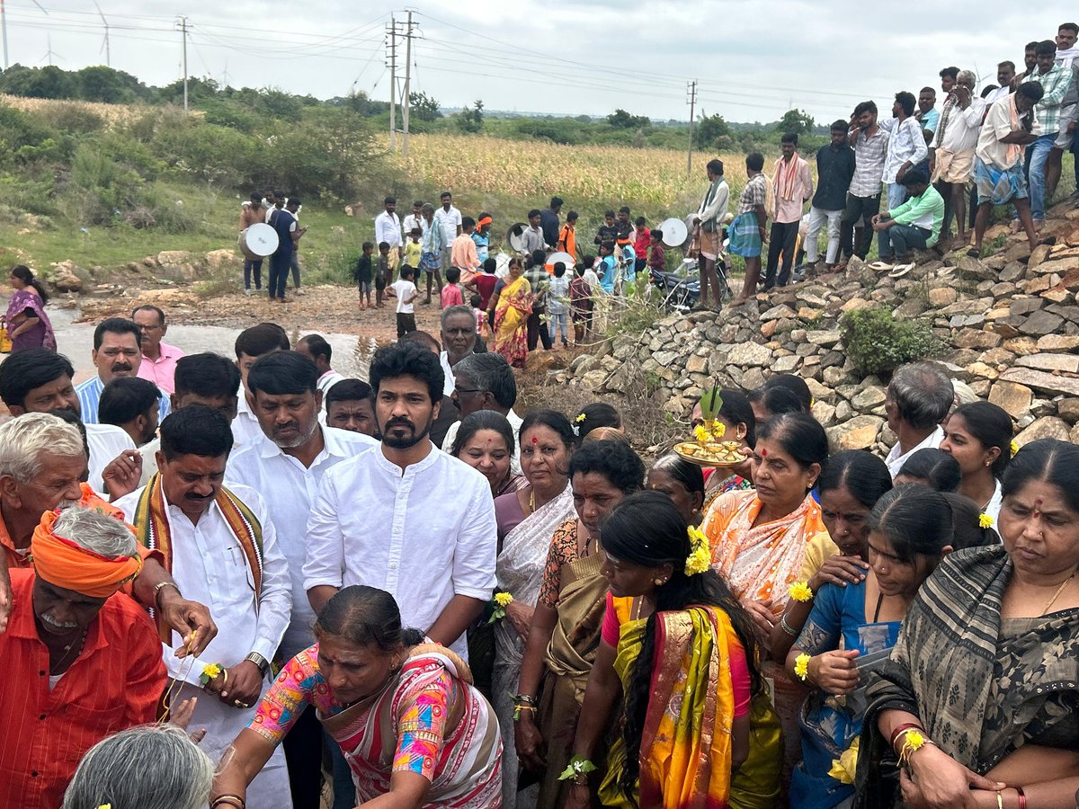 ದಾವಣಗೆರೆ ಜಿಲ್ಲೆ ಜಗಳೂರು ತಾಲೂಕಿನ ಭರಮಸಮುದ್ರ ಗ್ರಾಮದಲ್ಲಿ ಜರುಗಿದ ಕೆರೆಯ ಗಂಗಾ ಪೂಜೆ &amp; ಬಾಗಿನ ಅರ್ಪಣೆಯ ಕಾರ್ಯಕ್ರಮದಲ್ಲಿ ಭಾಗವಹಿಸಿದ <a href="/vinaygb/">Vinay Kumar G B</a> ರವರನ್ನು ಈ ವೇಳೆ ಸನ್ಮಾನಿಸಿ ಬೀಳ್ಕೊಟ್ಟರು.

ಜಗಳೂರಿನ ಹಾಲಿ &amp; ಮಾಜಿ ಶಾಸಕರು, ಮುಖಂಡರು, ಗ್ರಾಮಸ್ಥರು ಈ ವೇಳೆ ಉಪಸ್ಥಿತರಿದ್ದರು.