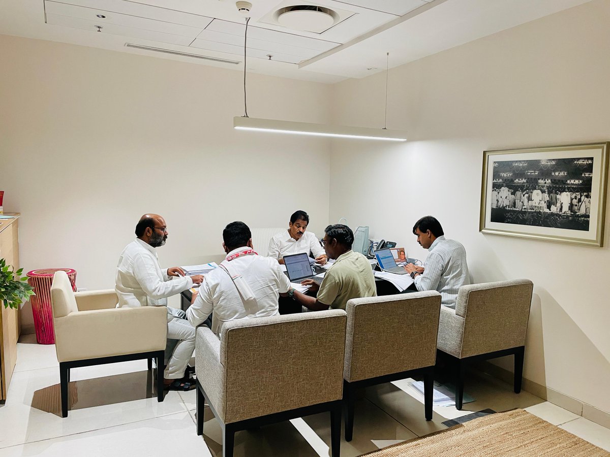 संगठन सृजन अभियान के तहत ओडिशा के बौध ज़िले की ज़िम्मेदारी मिलने के बाद कार्यकर्ताओं से हुई चर्चाओं का सारांश आज दिल्ली में AICC संगठन प्रभारी श्री <a href="/kcvenugopalmp/">K C Venugopal</a> जी को सौंपा।

इस दौरान AICC वॉर रूम चेयरमैन श्री <a href="/s_kanth/">Sasikanth Senthil</a> जी, संगठन सृजन अभियान प्रभारी एवं CWC सदस्य श्री