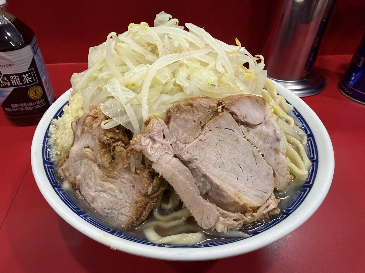 【ラーメン二郎 生田駅前店】#53
19:10の到着で駐車場折れて2列に接続。スーパーソウスイはご健在。20:10着席。
大ラーメン(冷やし)ニンニクヤサイ
トロトロ濃厚な冷静スープにボキボキな麺に今年も最高逢えました。
肌寒くなってきたしこれが今年の最初で最後かも。また来年！