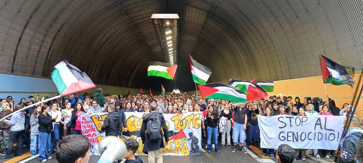 radiondadurto's tweet image. #sciopero In Italia centinaia di migliaia di persone per la Palestina. Blocchi ovunque.

#StrikeForGaza Hundreds of thousands block Italy in a general strike for Gaza and Palestine. They occupied train stations, ports, and roads aganist Meloni &apos;s complicity with genocide