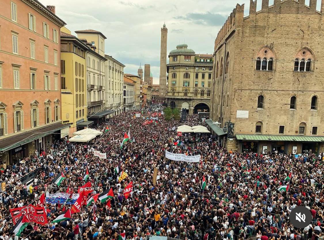 radiondadurto's tweet image. #sciopero In Italia centinaia di migliaia di persone per la Palestina. Blocchi ovunque.

#StrikeForGaza Hundreds of thousands block Italy in a general strike for Gaza and Palestine. They occupied train stations, ports, and roads aganist Meloni &apos;s complicity with genocide