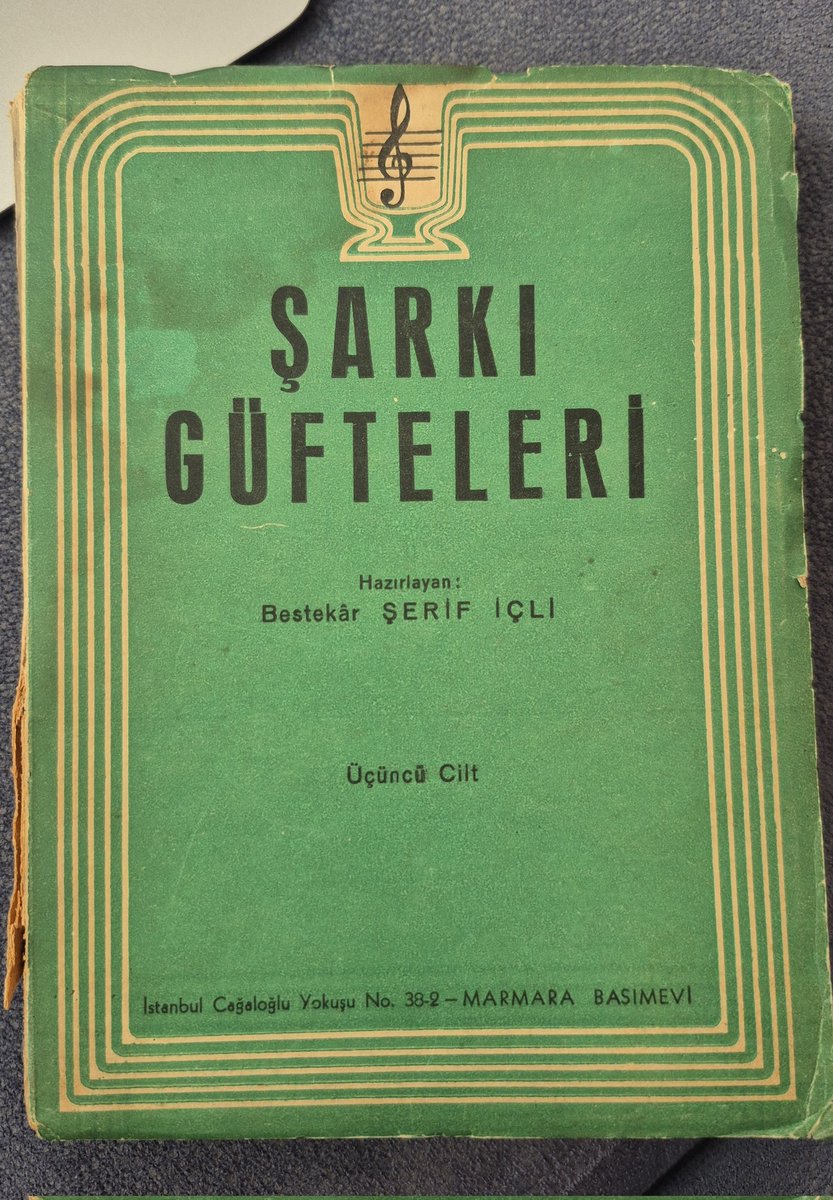 "...hepsi meyanları hiçbir sadayı ve heceyi unutmadan tekrarlıyordu: Pembe, mavi, beyaz, sarı kağıtlarda, satırların tebeşir yeri hâlâ görülür şekilde, muntazam, adeta nar gibi, diş diş yazıyla yazılmıştı." Böyle bir şarkı mecmuası olmasa da pek hoş, pek güzel bir kitap🙂‍↕️🙂‍↕️